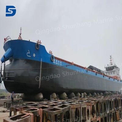 Czarny gumowy poduszkowiec odpowiedni do zawieszeń samochodowych, maszyn przemysłowych i ciężkiego sprzętu wymagającego amortyzacji wstrząsów