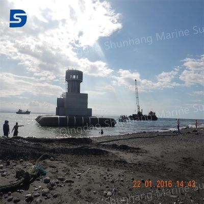 Czarny gumowy poduszkowiec odpowiedni do zawieszeń samochodowych, maszyn przemysłowych i ciężkiego sprzętu wymagającego amortyzacji wstrząsów